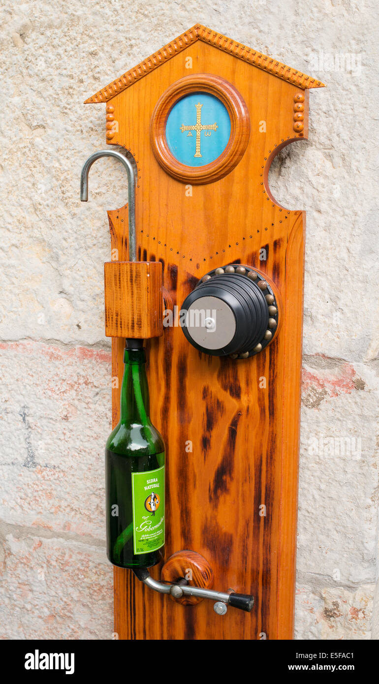 Bottiglia di sidro e pompa Santillana del Mar città vecchia, Cantabria, nel nord della Spagna, Europa Foto Stock
