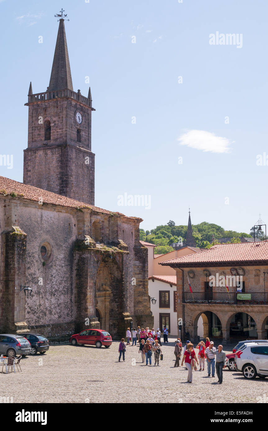 Gruppo di turisti con guide Plaza del ayuntamiento, Comillas, Cantabria, nel nord della Spagna, Europa Foto Stock