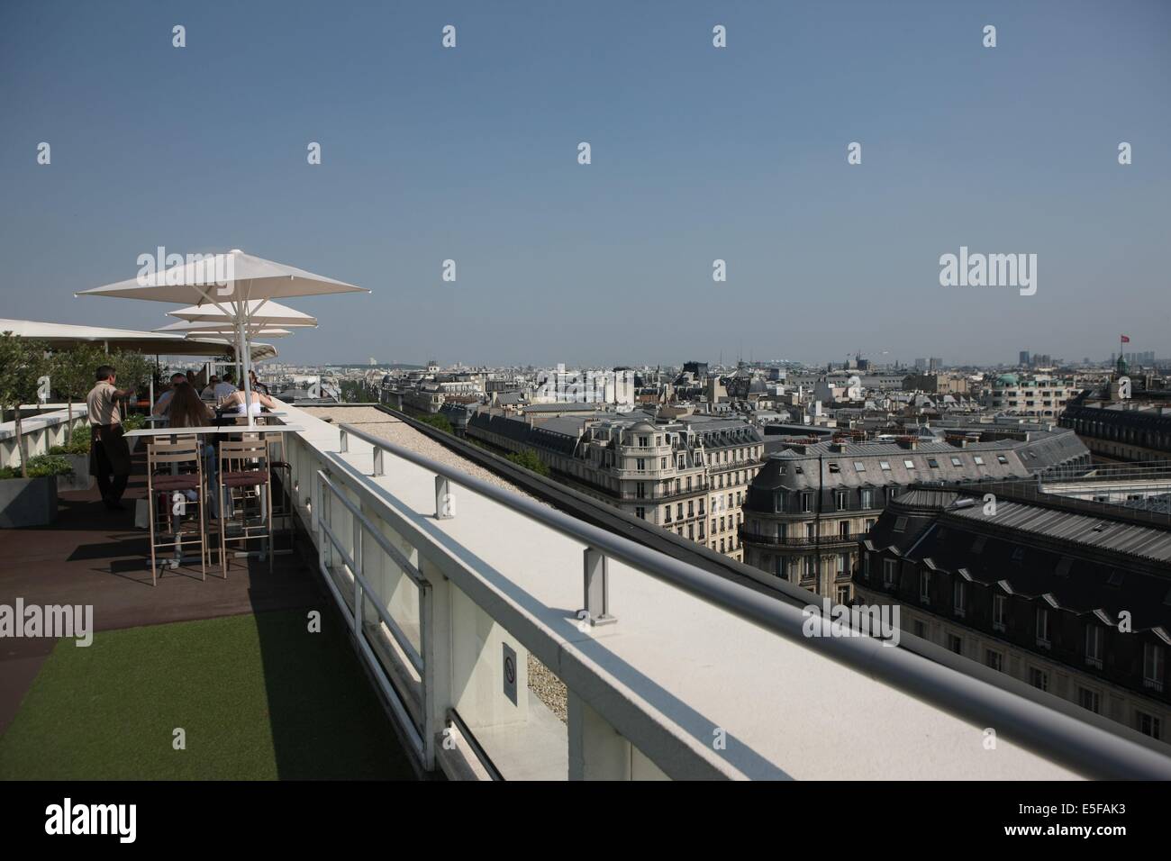 Francia, ile de france, paris 10e, 40 boulevard haussmann, galeries  lafayette, terrasse, vue sur l'opera garnier, panorama Data: 2011-2012 Foto  stock - Alamy