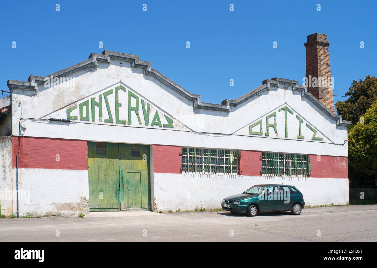 Pesce vecchia fabbrica di conserve Conservas Ortiz, San Vicente de la Barquera Cantabria, Spagna Nord, Europa Foto Stock