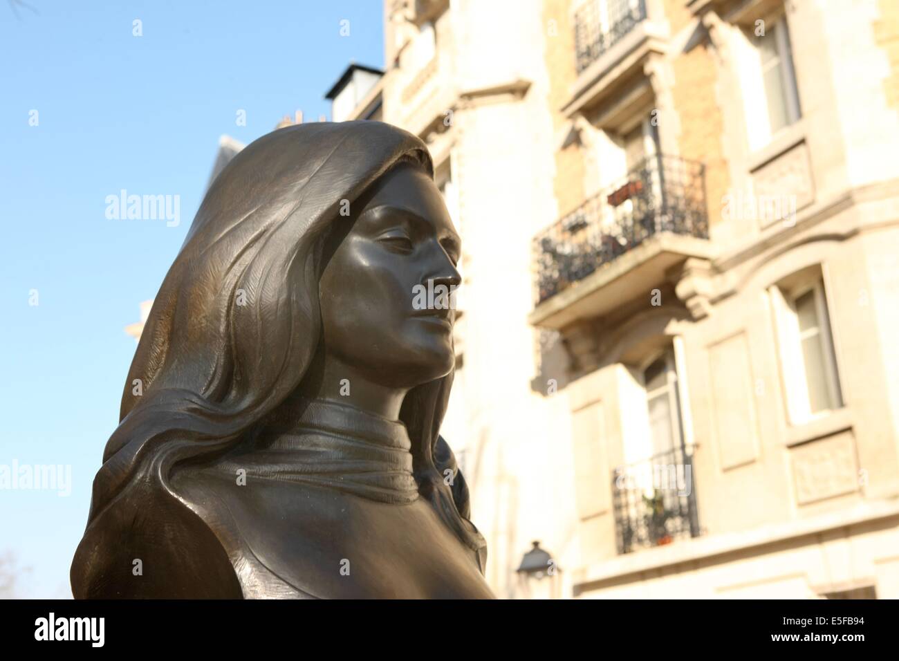 Francia, ile de france, parigi 18e circondario, place dalida, buste de la chanteuse, sculteur alain aslan, Foto Stock