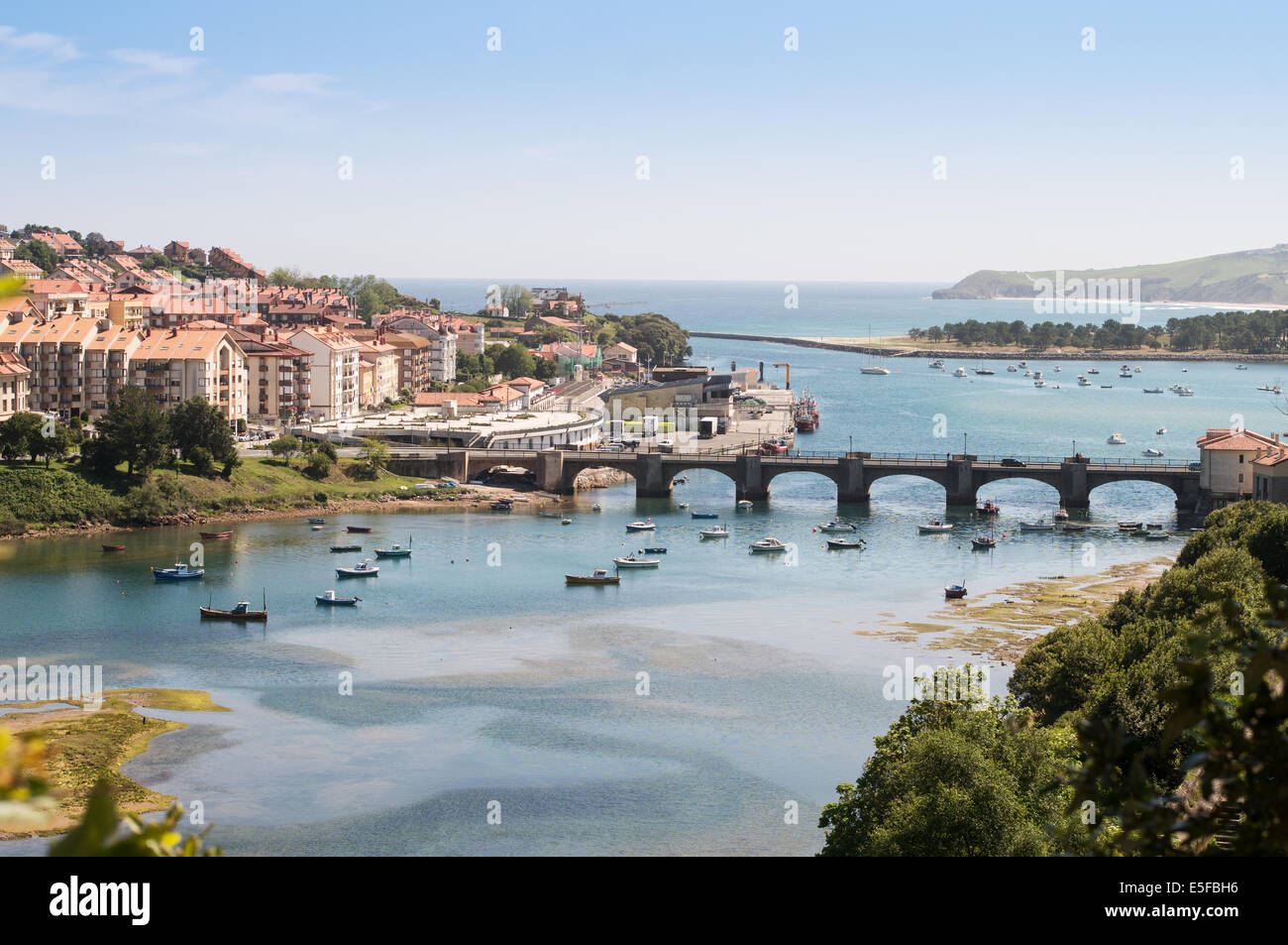 Il Brazo sindaco e il fiume Escudo estuario e Ponte San Vicente de la Barquera Cantabria, Spagna Nord, Europa Foto Stock