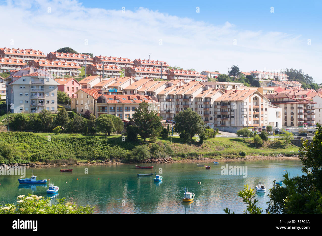 Sviluppo residenziale San Vicente de la Barquera Cantabria, Spagna Nord, Europa Foto Stock