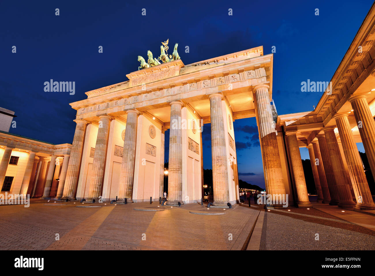 Germania Berlino: Porta di Brandeburgo di notte Foto Stock