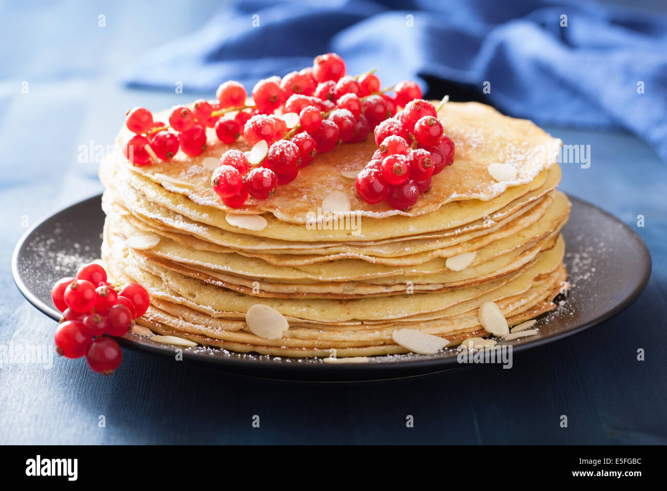 Pila di pancake con ribes e zucchero in polvere Foto Stock