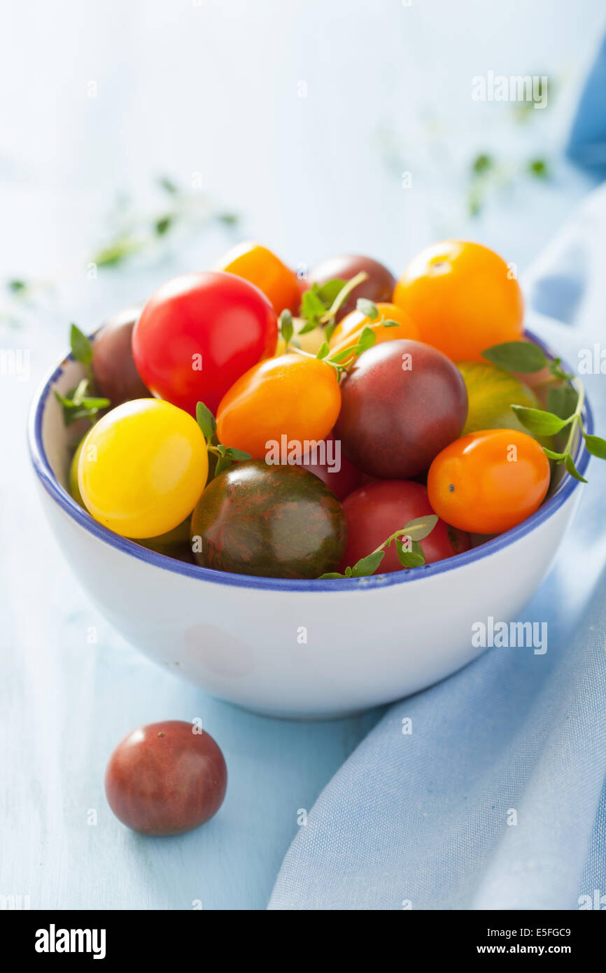 Pomodori colorati nel recipiente Foto Stock