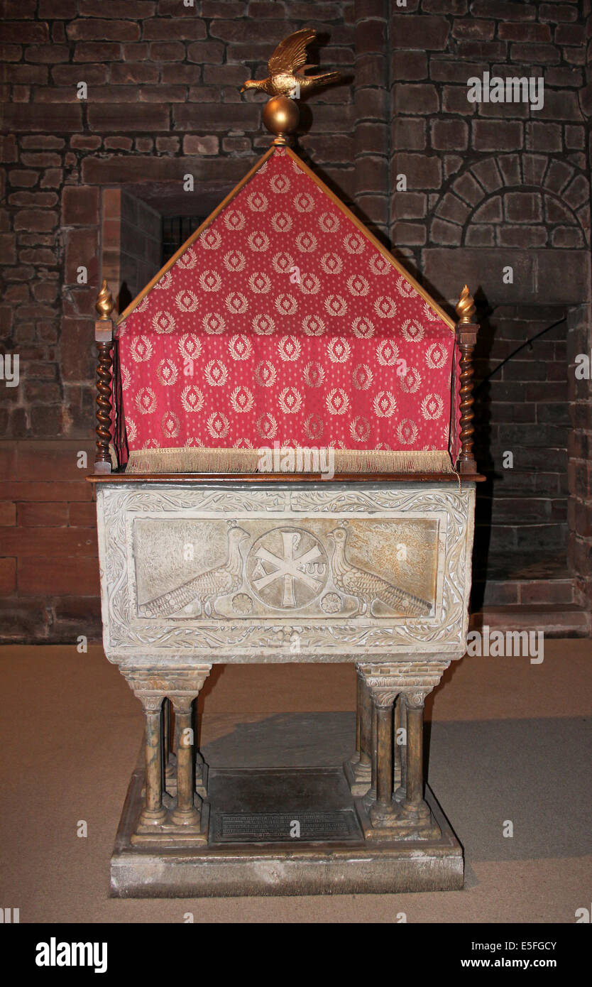 Il Font nel nord-ovest della torre di Chester Cathedral Foto Stock