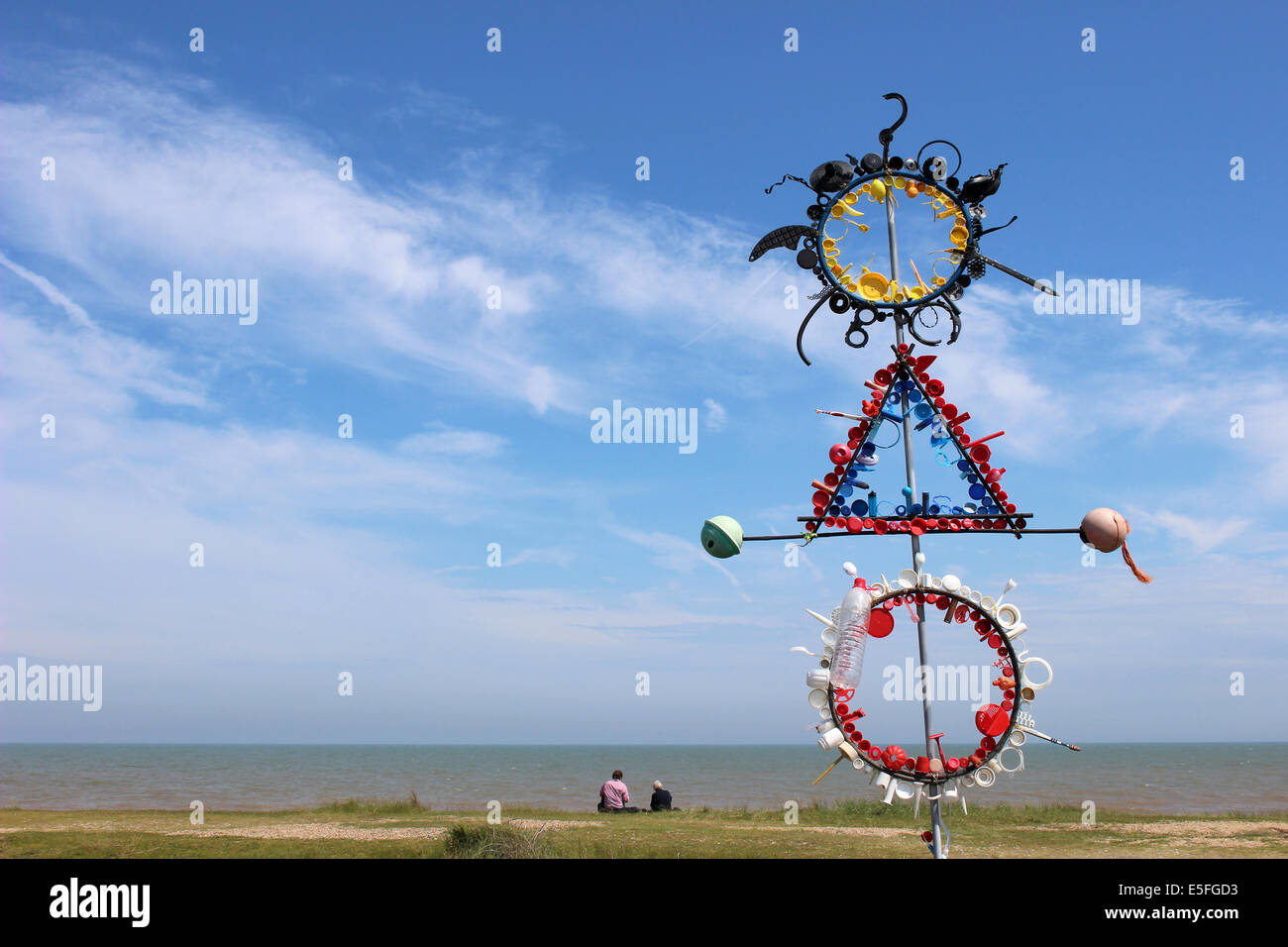 Spiaggia scultura realizzata da pezzi di plastica lavati fino sulla spiaggia di Minsmere, REGNO UNITO Foto Stock