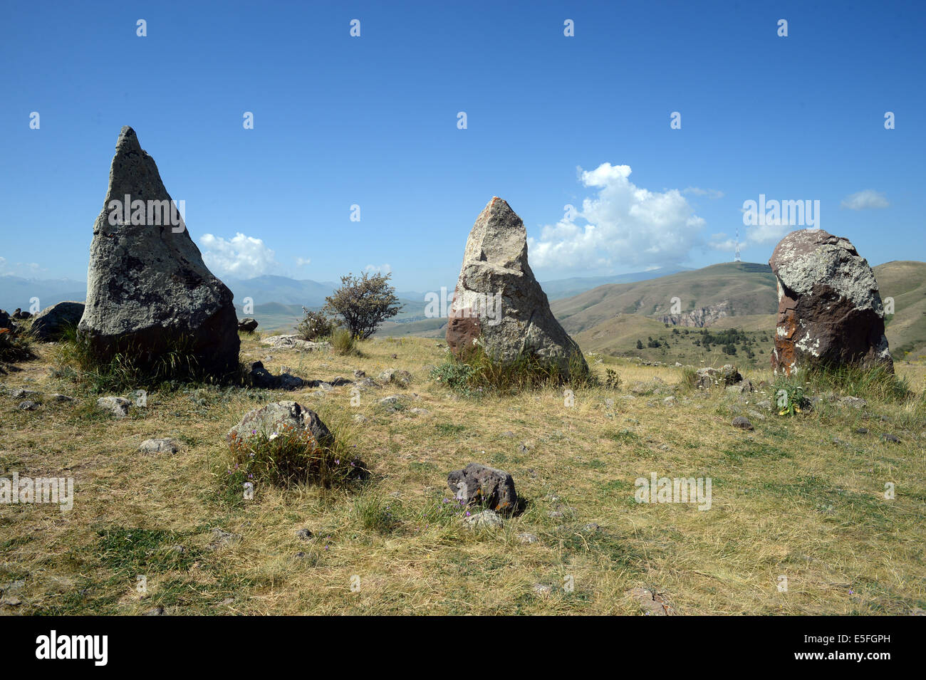 I megaliti sono visti alla preistoria sito archeologico Zorats Karer vicino a Sisian, Armenia, 27 giugno 2014. Il sito è servito come una necropoli a partire dall'età del Bronzo medio all'età del ferro. Foto: Jens Kalaene - Nessun servizio di filo- Foto Stock