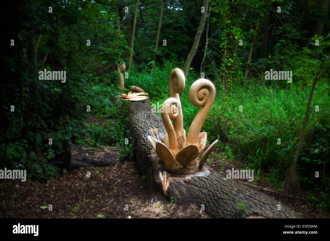 Il Giardino svizzera presso la collezione Shuttleworth, poco operaio,Bedfordshire, Inghilterra, Regno Unito. 28 luglio 2014 Carving da Patrick Brown Foto Stock