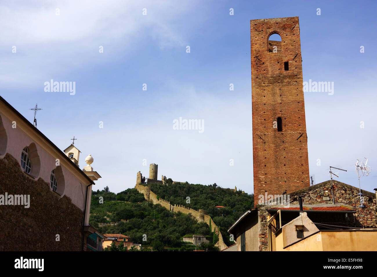 Città medievale Noli con la famiglia torre e le mura con la rovina del castello, Liguria, Golfo di Ponente, Italia Foto Stock