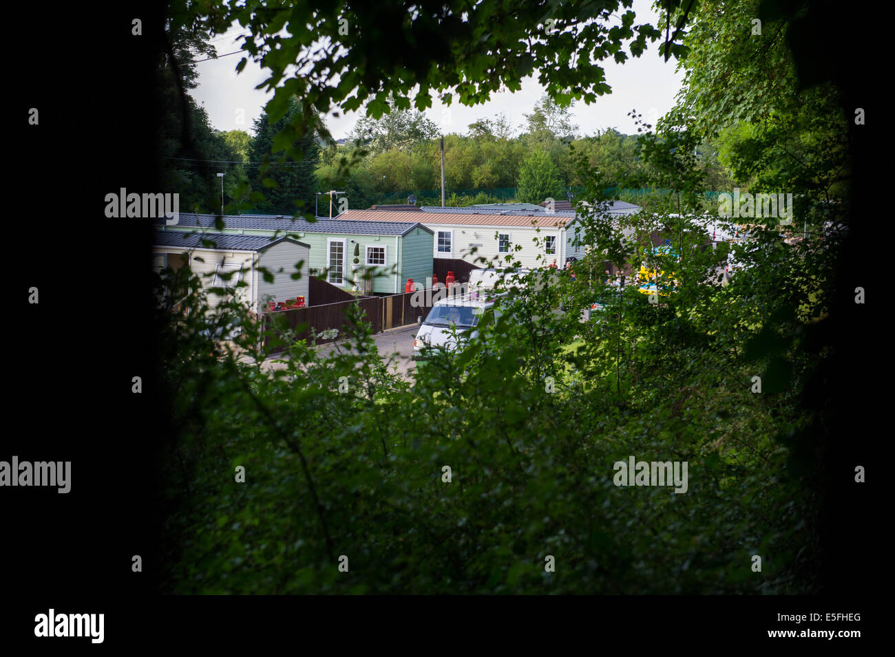 Una vista attraverso gli alberi in una comunità di viaggiatori in Redbourn, Regno Unito Foto Stock