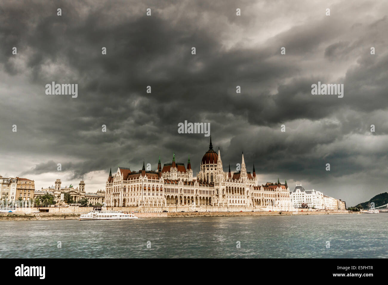 Tempesta di pesanti nuvole sopra il parlamento ungherese Foto Stock