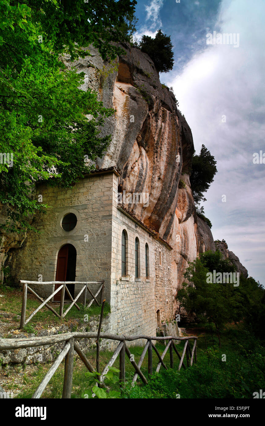 La chiesa / grotta di Eremo di Sant'Onofrio vicino a Serramonacesca, Abruzzo, Italia. Foto Stock