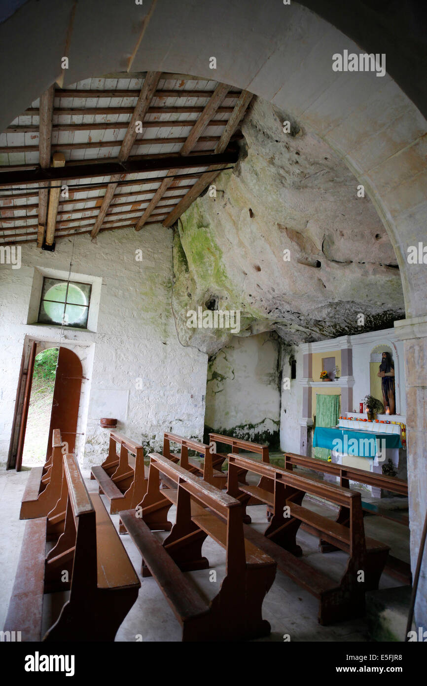 La chiesa / grotta di Eremo di Sant'Onofrio vicino a Serramonacesca, Abruzzo, Italia. Foto Stock