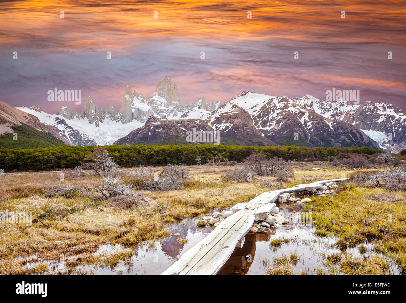 Il Footbridge nelle Ande, Fitz Roy mountain range, Patagonia, Argentina Foto Stock