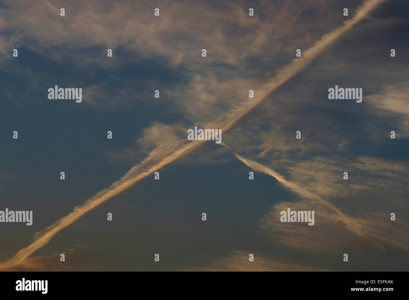 Sky,nubi di vapore e sentieri. Foto Stock