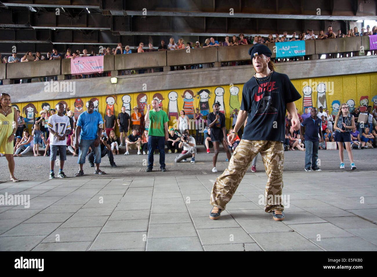 Strada urbana sulla cultura Southbank. Qui sotto il ponte a Hungerford, giovani breakdance. Londra, Regno Unito. Foto Stock