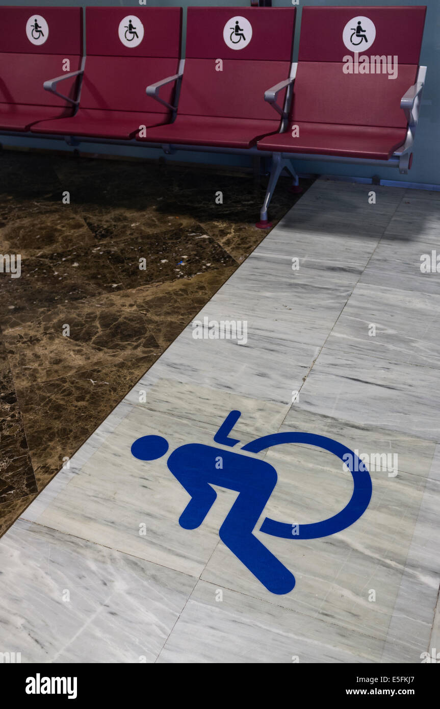 Reserved area con posti a sedere per le persone disabili in aeroporto a Tenerife, Isole Canarie, Spagna. Foto Stock