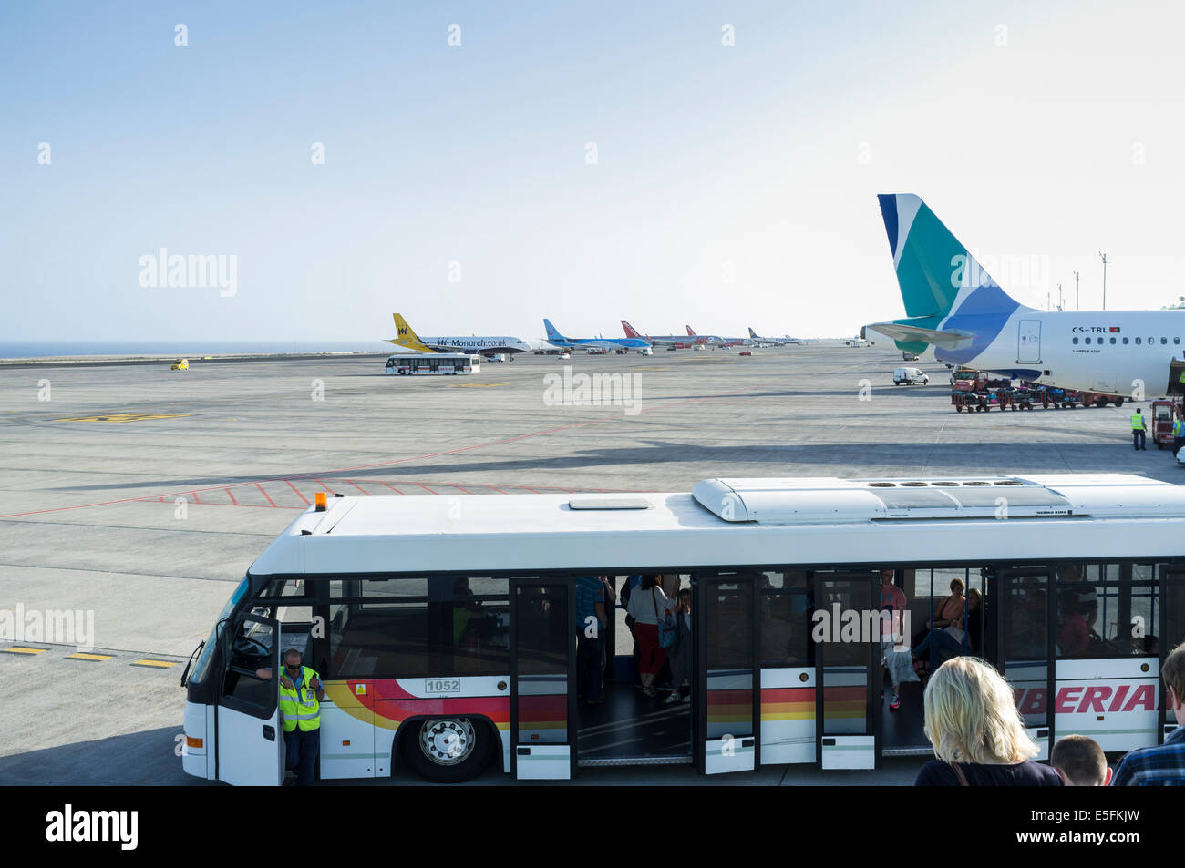 Il bus in attesa di incontrare lo sbarco di passeggeri che arrivano all'aeroporto di Tenerife Sur per il loro trasporto all'edificio del terminal. In canarie Foto Stock