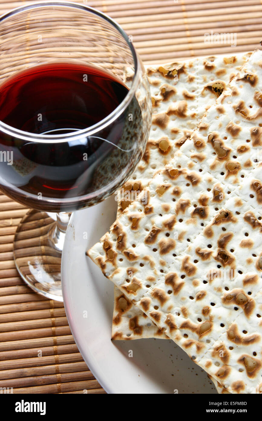 Vino e pane azzimo - elementi della cena pasquale ebraica Foto Stock