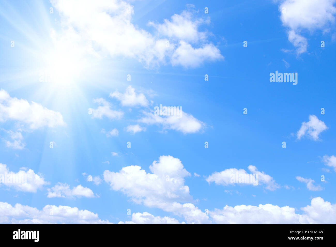 Cielo azzurro e sole, può essere utilizzato come sfondo Foto Stock