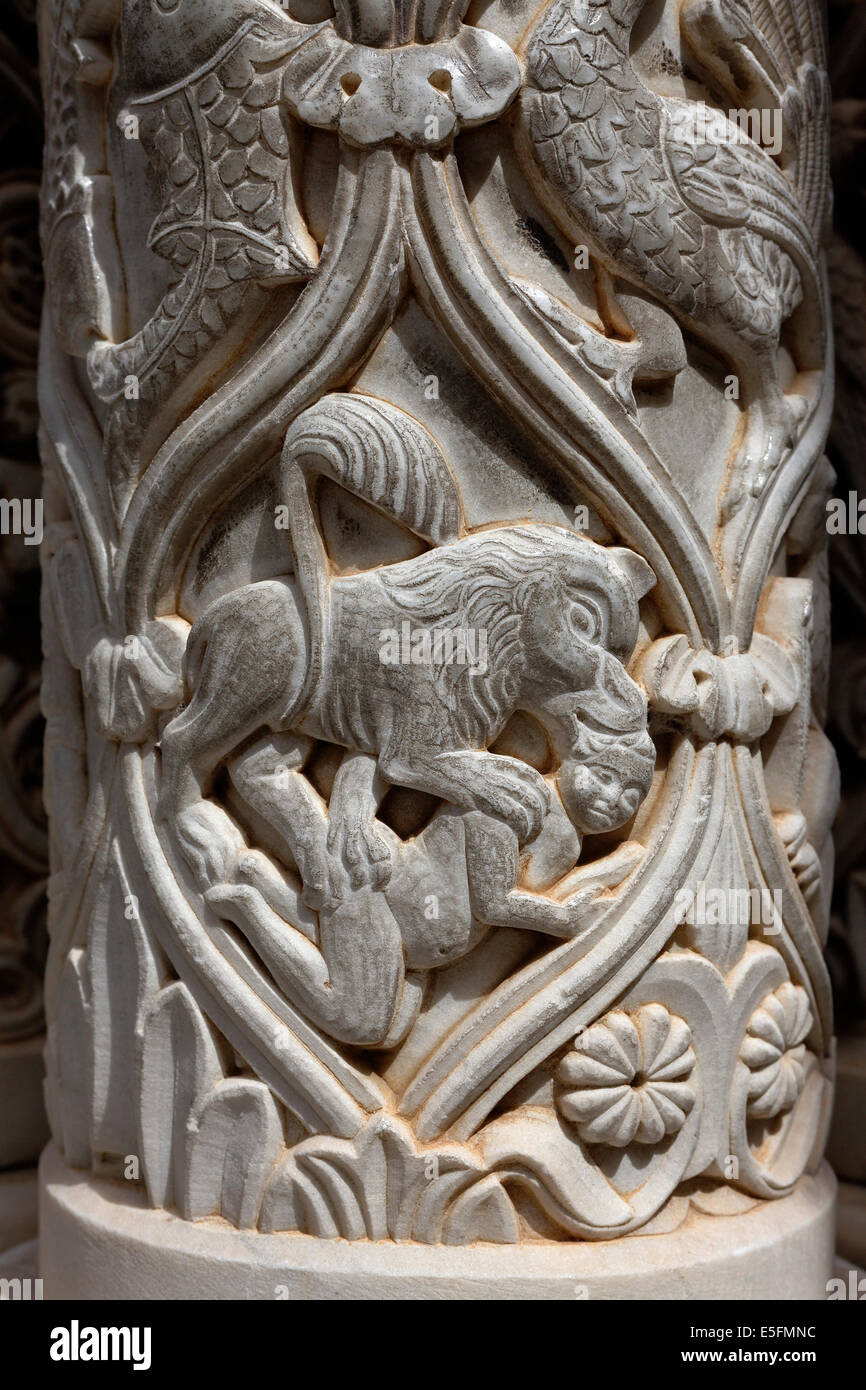 Lion uccide le persone, figure su una colonna nel chiostro, Cattedrale di Monreale Monreale, in provincia di Palermo, Sicilia, Italia Foto Stock