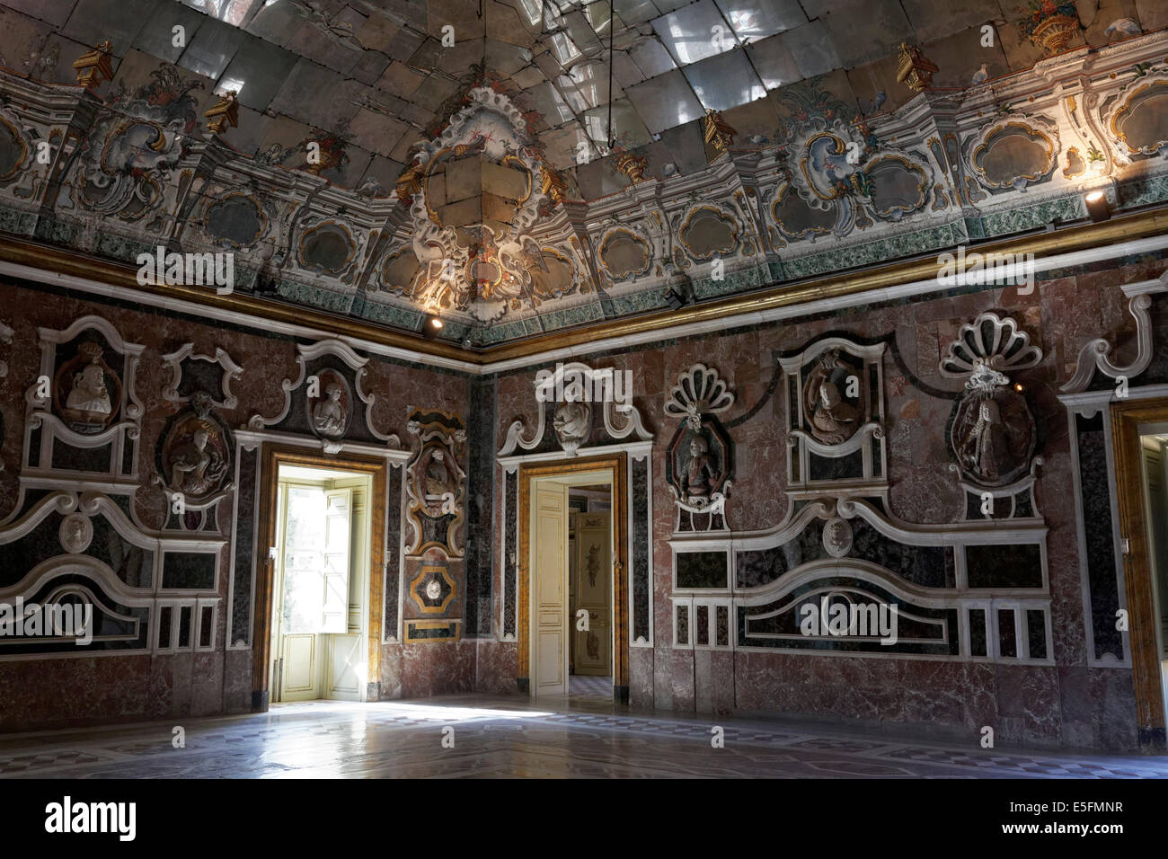 La sala da ballo barocca con soffitto a specchi, Villa Palagonia, Bagheria, in provincia di Palermo, Sicilia, Italia Foto Stock