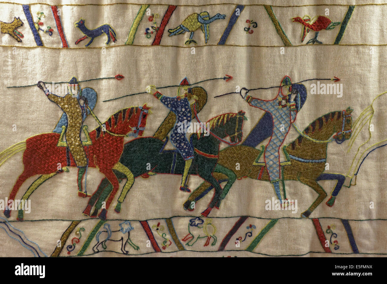 Tre dei cavalieri normanni a cavallo, tappeto ricamato, Arazzo Pirou Pirou, Castello, Lessay, Cotentin, Département Manche Foto Stock