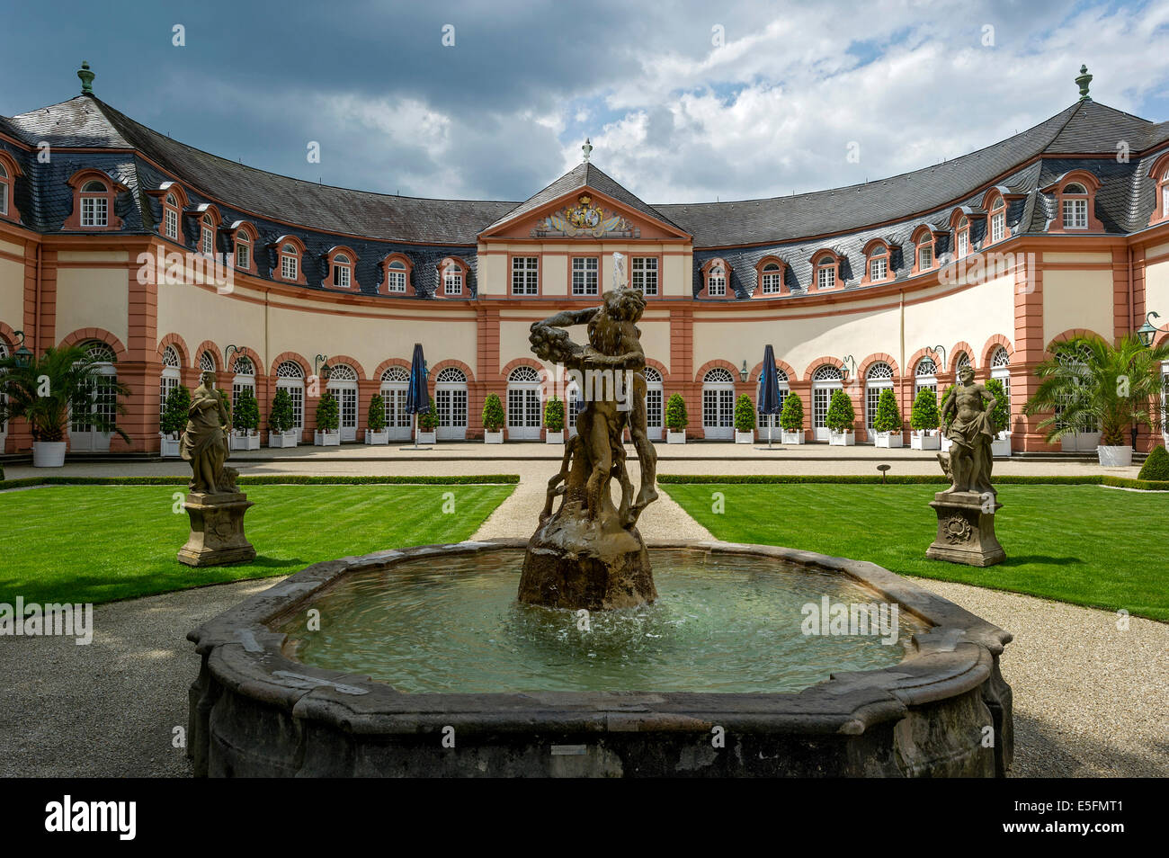 Fontana barocca con Ercole e Anteo in battaglia, fiancheggiata da statue di quattro elementi, superiore Aranciera, i giardini del castello Foto Stock