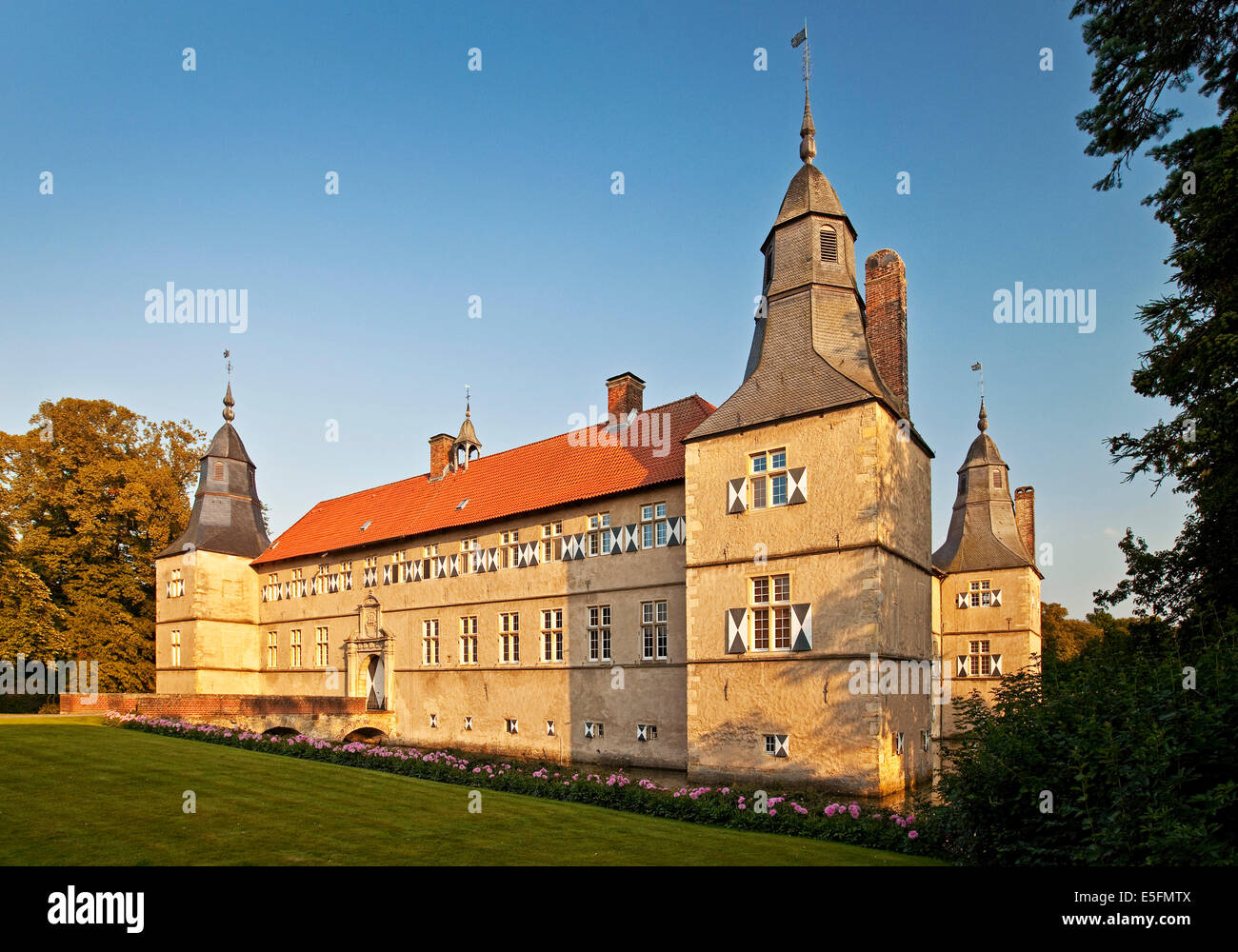 Schloss Westerwinkel, moated castle, Ascheberg, Münsterland, Renania settentrionale-Vestfalia, Germania Foto Stock