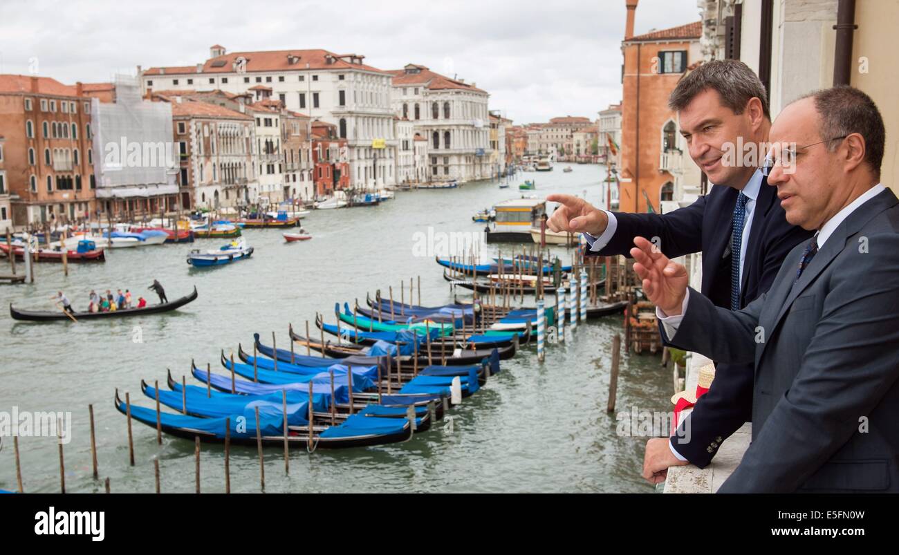 Venezia, Italia. Il 30 luglio, 2014. (HANDOUT) la dispensa realeased foto da Joerg Koch il 30 luglio 2014 mostra il ministro delle Finanze dello Stato tedesco della Baviera Markus Soeder (CSU, L) e il direttore regionale delle imposte per il Veneto, Giovanni Achille Sanzo, in piedi su un balcone sopra il Canale Grande dopo una riunione a Venezia, Italia. La cooperazione diretta tra bavarese degli ispettori fiscali con i colleghi stranieri hanno portato a ricavi aggiuntivi fino a 100 milioni di euro in Baviera secondo Soeder. © Joerg Koch/dpa picture alliance/Alamy Live News Foto Stock