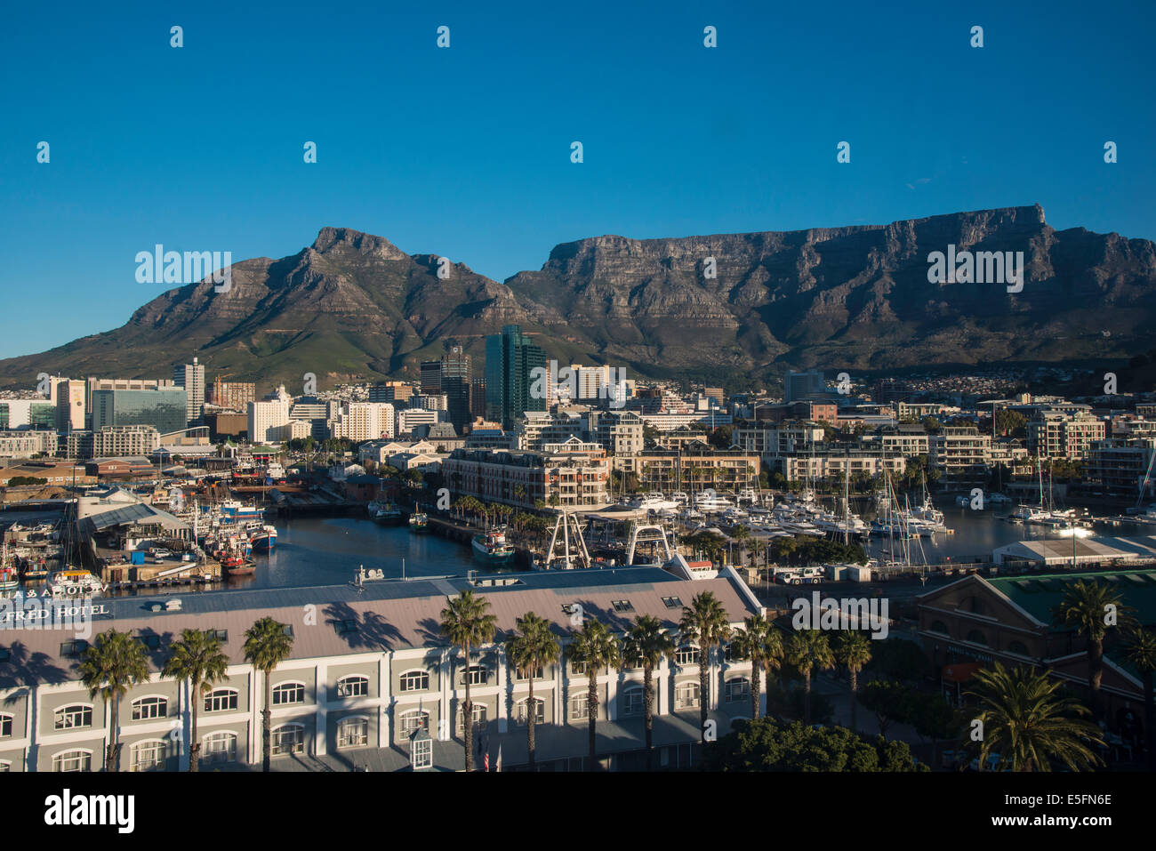 Victoria and Alfred Waterfront, dal capo di ruota, Devil's Peak e la Montagna della Tavola sul retro, Cape Town, Western Cape Foto Stock