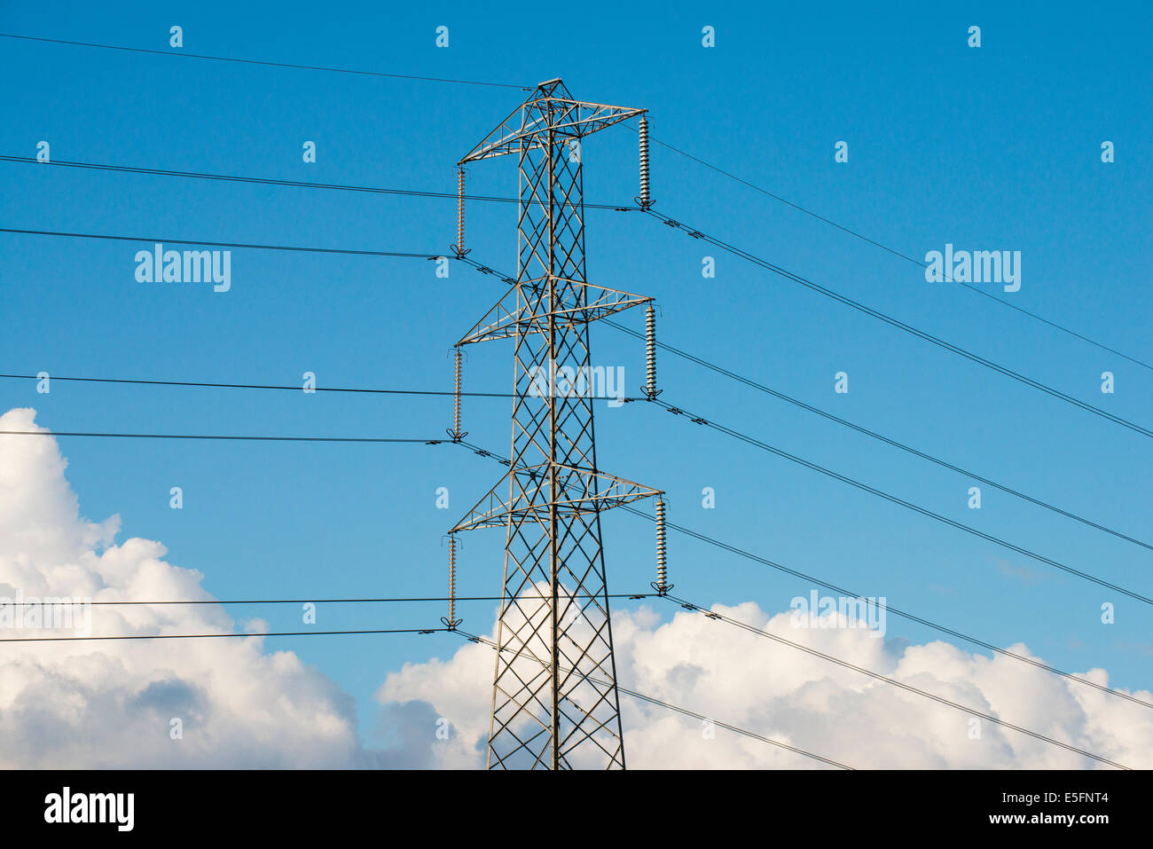 Un traliccio di elettricità contro un cielo blu con nuvole, Shropshire, Inghilterra Foto Stock