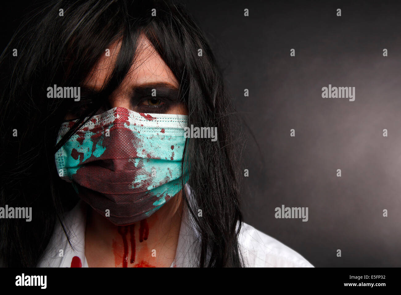 Infermiera Zombie con sanguinosa camicia bianca Foto Stock