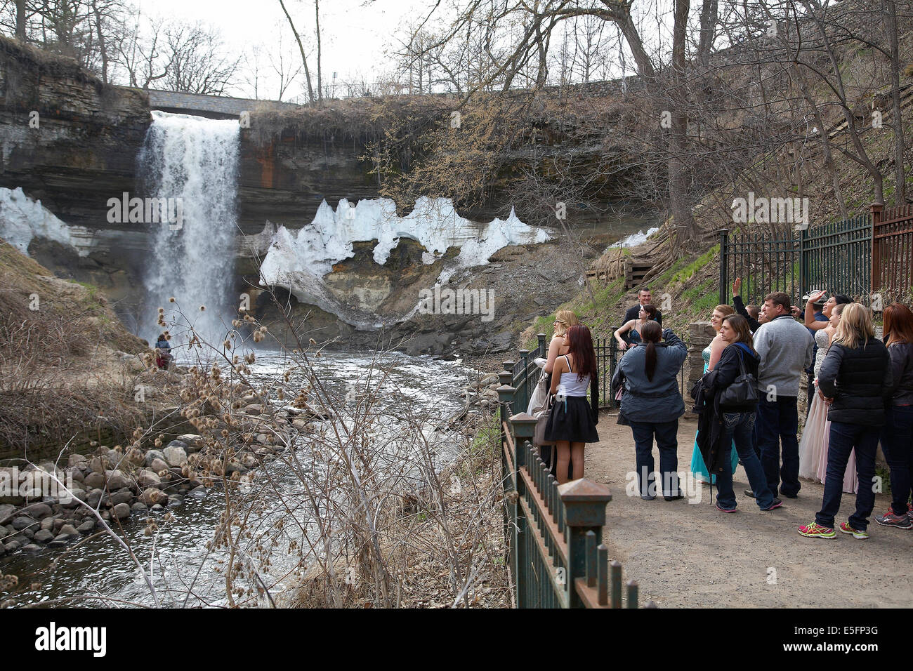 Gli studenti aventi la loro foto scattate nei loro abiti prom a cascate Minnehaha, in Minnehaha park, Minneapolis, Minnesota, Stati Uniti d'America. Foto Stock