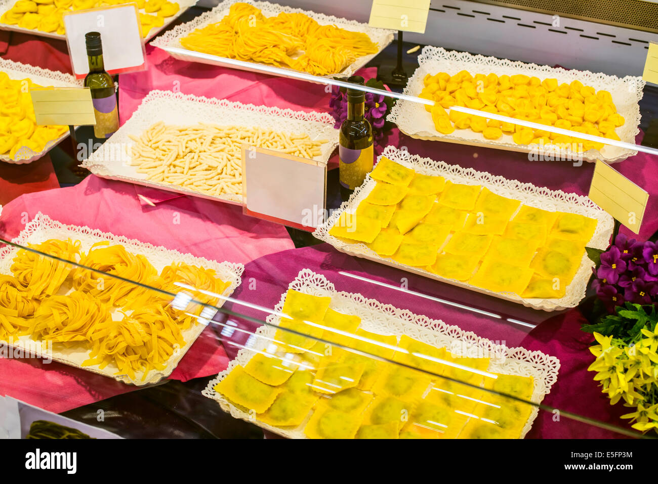 La pasta italiana in un supermercato vetrina Foto Stock