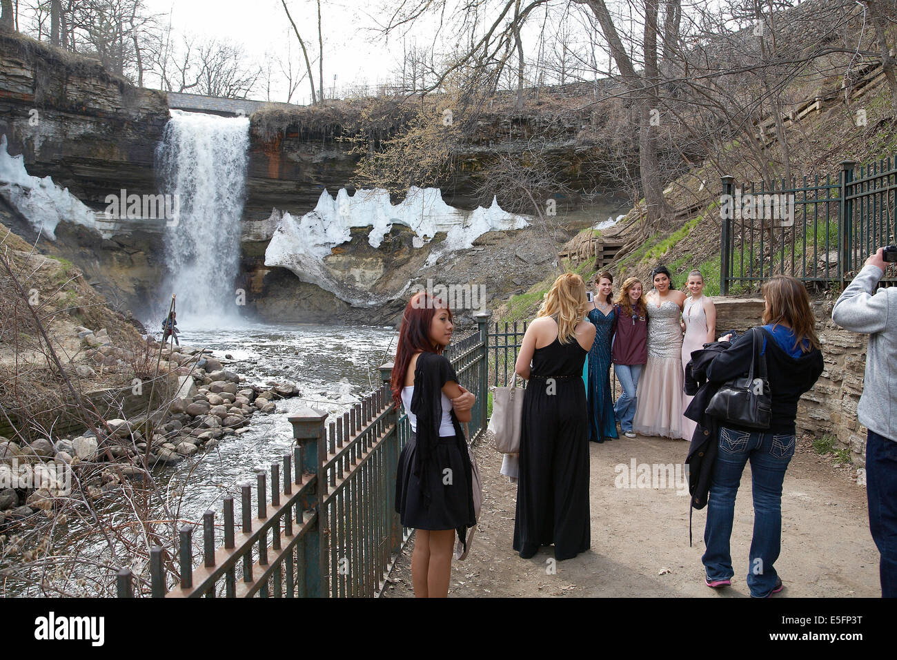 Gli studenti aventi la loro foto scattate nei loro abiti prom a cascate Minnehaha, in Minnehaha park, Minneapolis, Minnesota, Stati Uniti d'America. Foto Stock