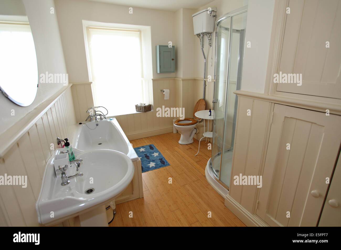 Luce ariosa sala da bagno in un tradizionale cottage inglesi Foto Stock