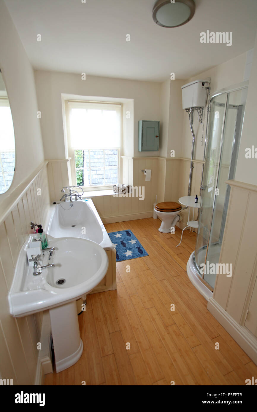 Luce ariosa sala da bagno in un tradizionale cottage inglesi Foto Stock
