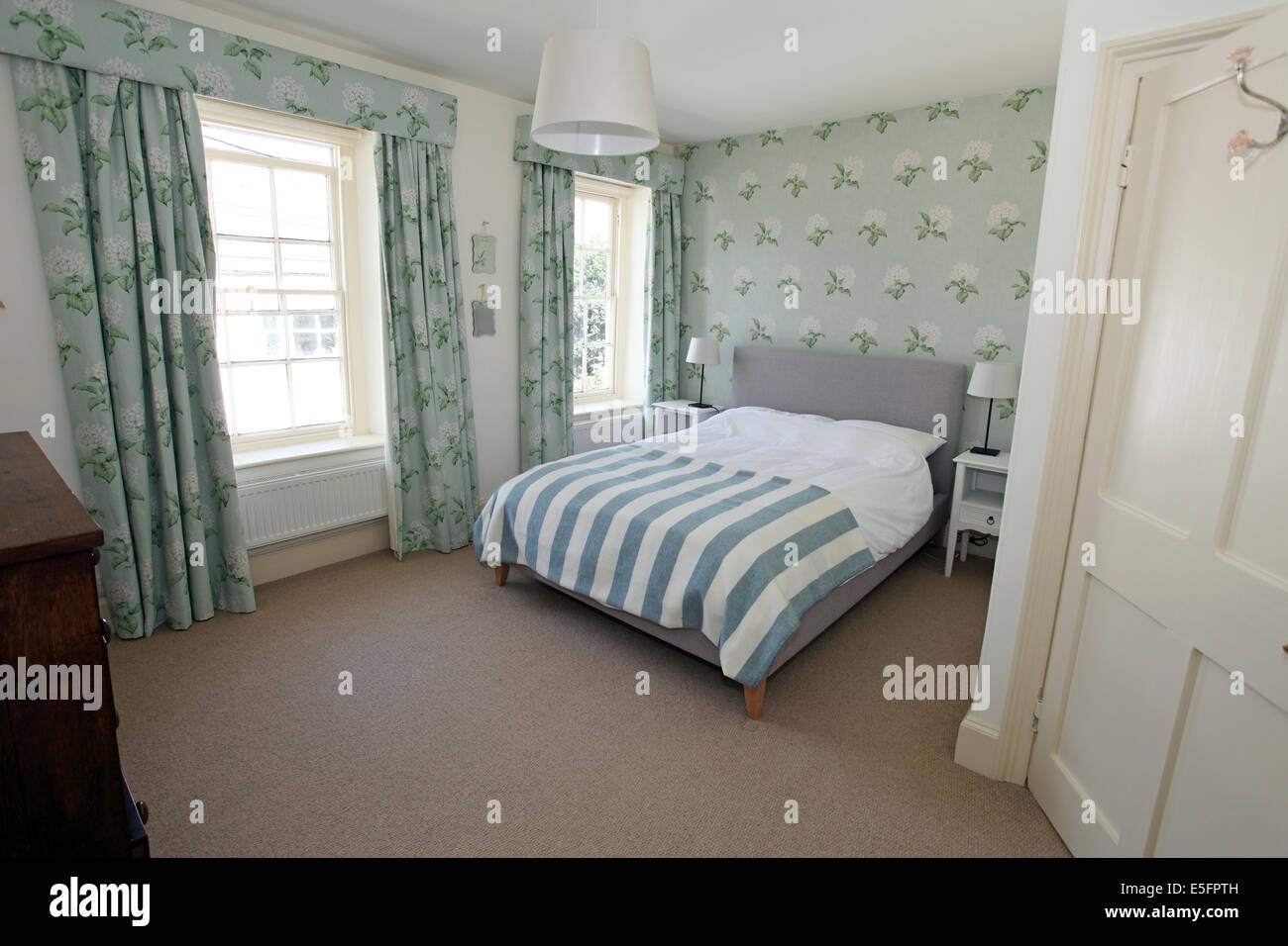 La camera da letto principale in un cottage Foto Stock