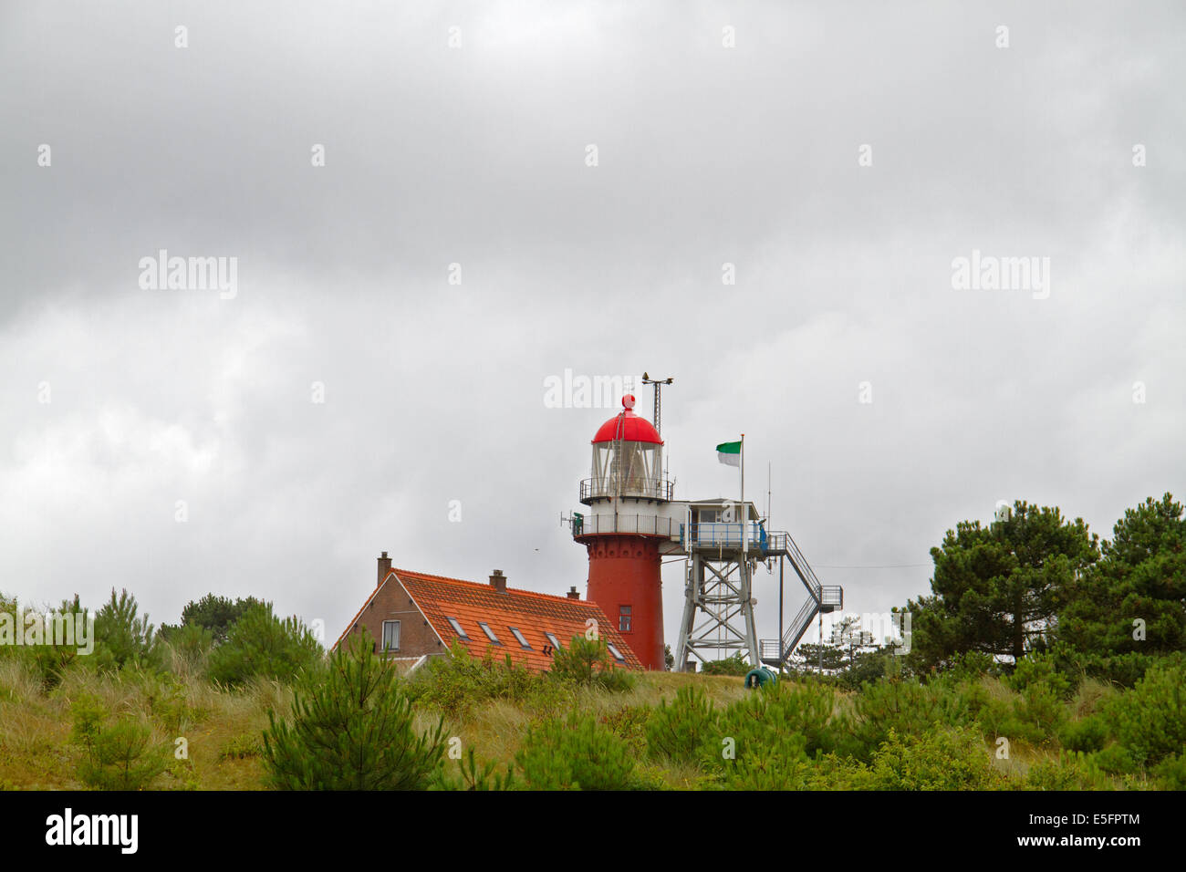 Faro rosso sulle dune sull'isola olandese Vlieland Foto Stock Faro rosso sulle dune sull'isola olandese Vlieland Foto Stock