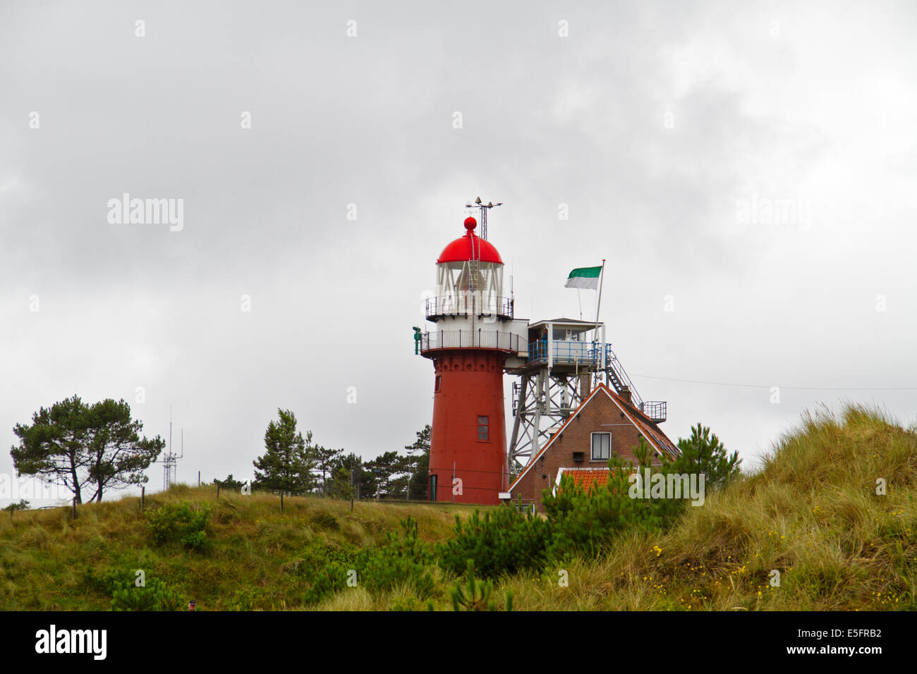 Faro rosso sulle dune sull'isola olandese Vlieland Foto Stock Faro rosso sulle dune sull'isola olandese Vlieland Foto Stock
