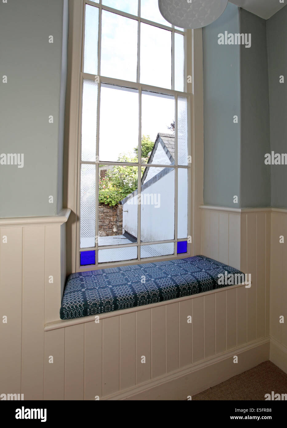 Sede della finestra in un cottage Foto Stock