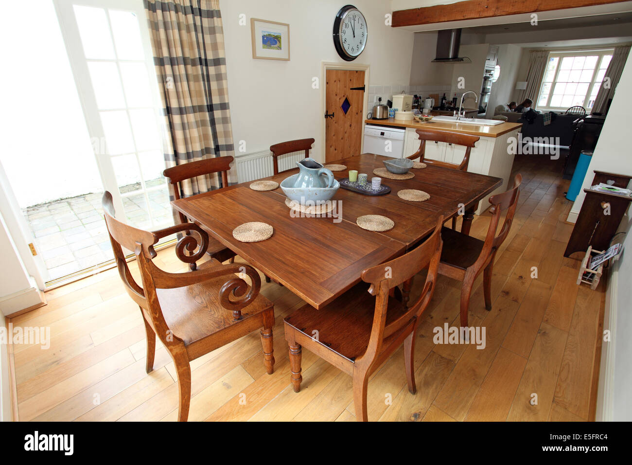 Tavolo in legno e sedie in un cottage tradizionale sala da pranzo. Foto Stock