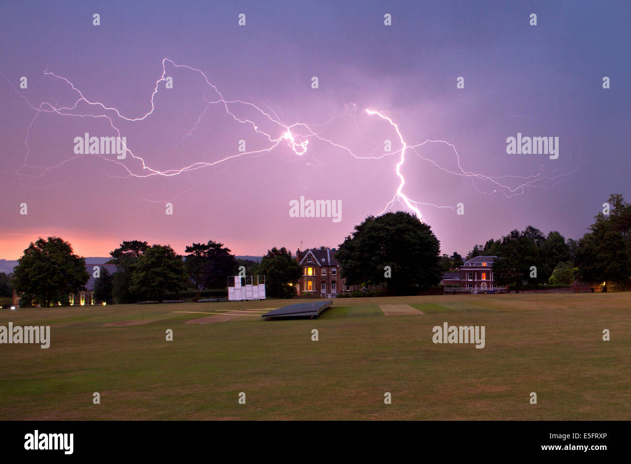 I Temporali al tramonto, il vitigno del cricket ground, Sevenoaks, Kent Foto Stock