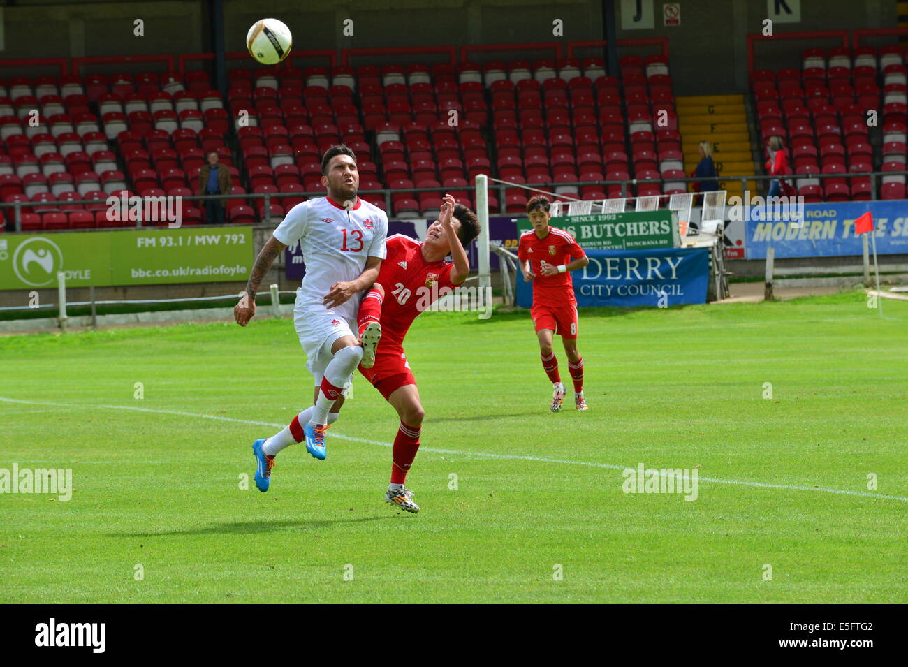 Derry, Londonderry, Irlanda del Nord. Il 30 luglio, 2014. Bicchiere di latte sezione Elite, Canada v Cina. Canada's Sadi Jalali contestata dalla Cina Chao Gan, in Dale Farm tazza di latte Elite sezione gioco, a Brandywell Stadium. Credito: George Sweeney / Alamy Live News Foto Stock