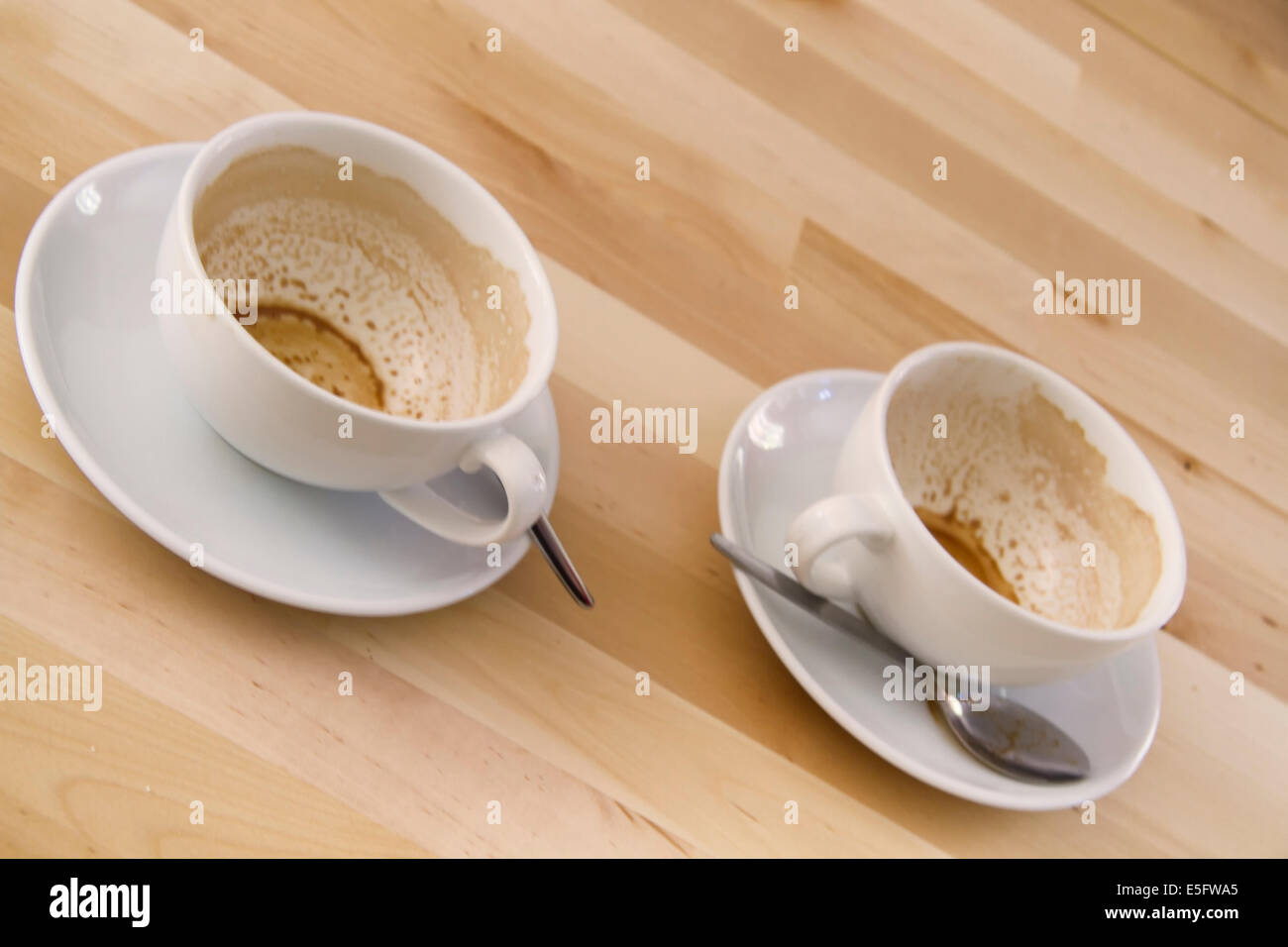 Vuoto due tazze di caffè su di un tavolo di legno Foto Stock