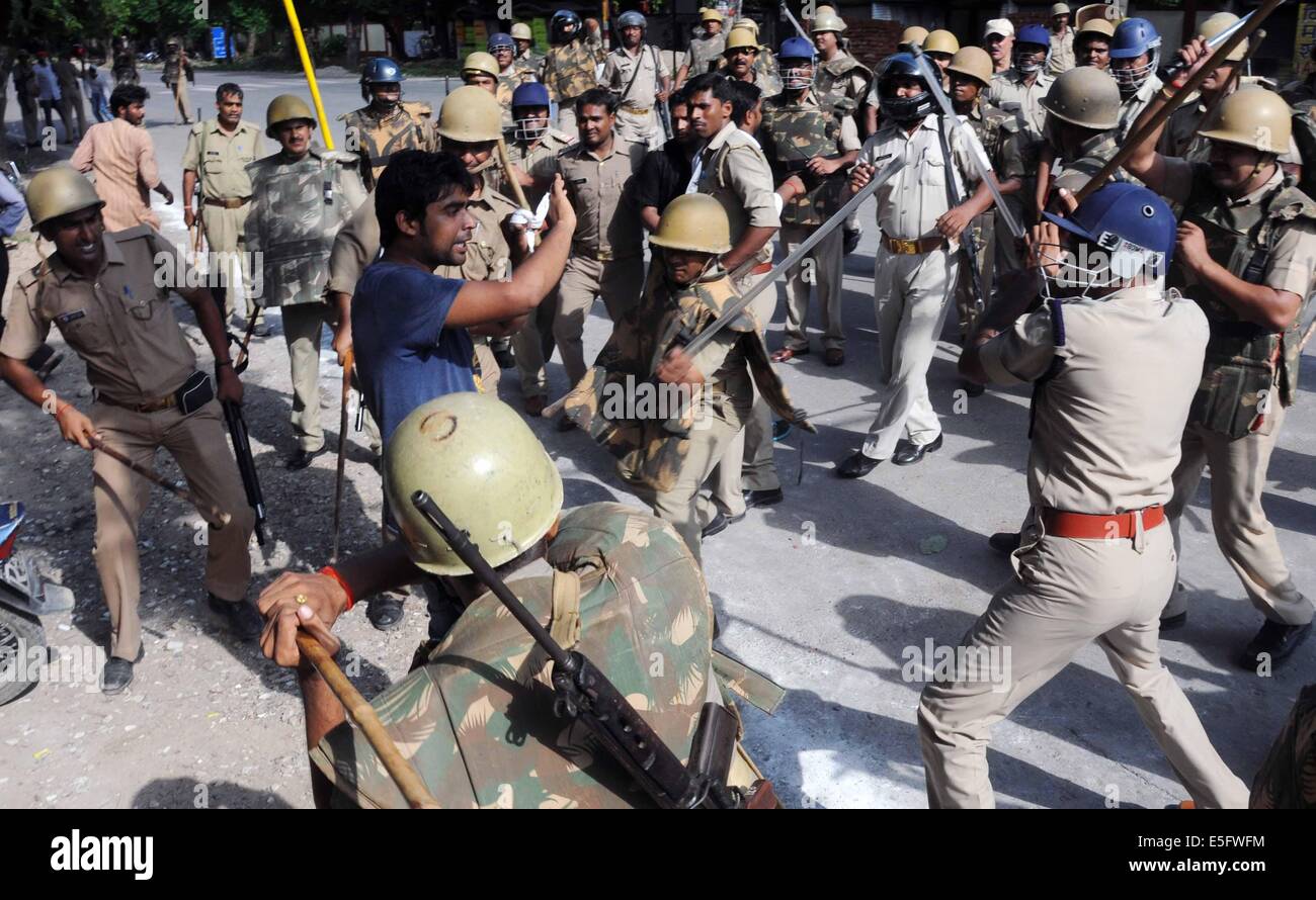 Di Allahabad, India. Il 30 luglio, 2014. La polizia carica Lathi su ABVP studenti durante Chakka jaam protesta di Allahabad- Kanpur autostrada contro Union Public Service Commissione (UPSC ) Presidente D. P. Agrawal esigente di roll back e CSAT rinviare PCS exam tenutasi il 3 agosto di fronte UPPSC (Uttar Pradesh il servizio pubblico Commision) ufficio di Allahabad. Credito: Prabhat Kumar Verma/Pacific Press/Alamy Live News Foto Stock