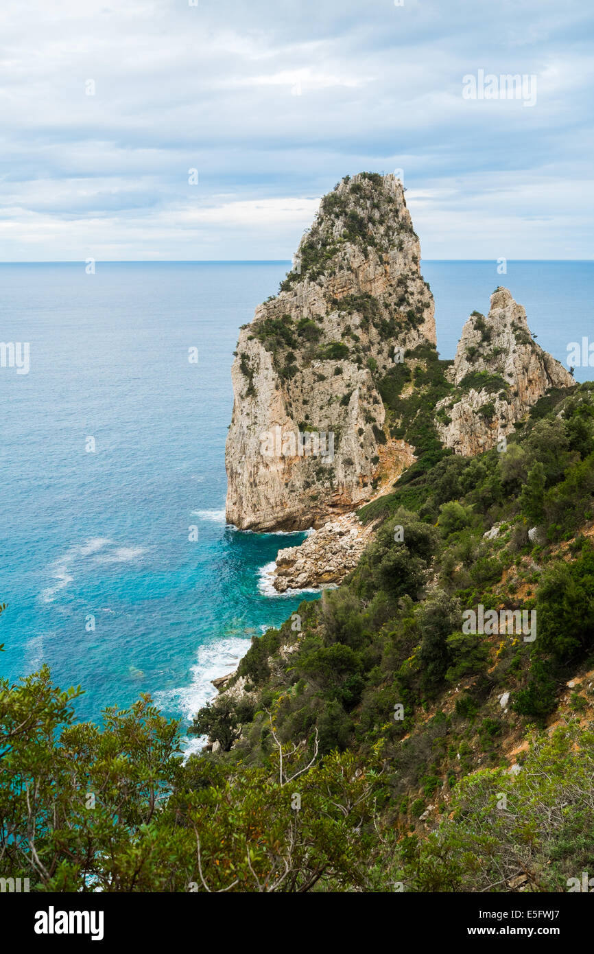 Trekking lungo la costa forma Pedra Longa, Baunei, Sardegna, Italia Foto Stock